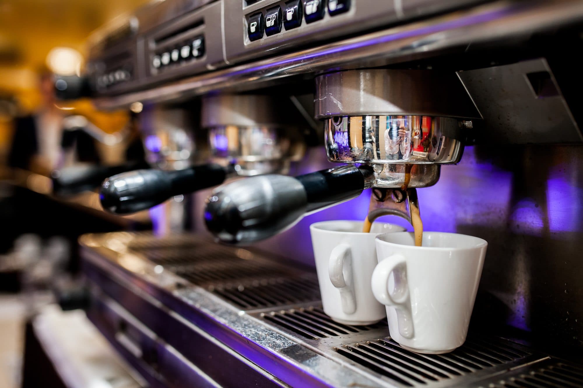 Espressomaschine brüht zwei Tassen Kaffee im Café